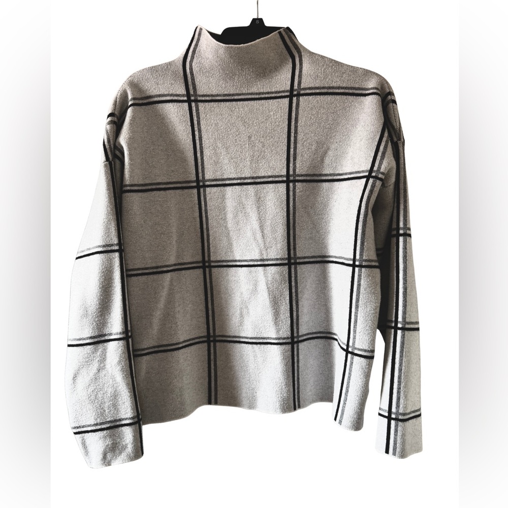 Tahari Black and Gray Checkered Turtleneck Sweater. Large.